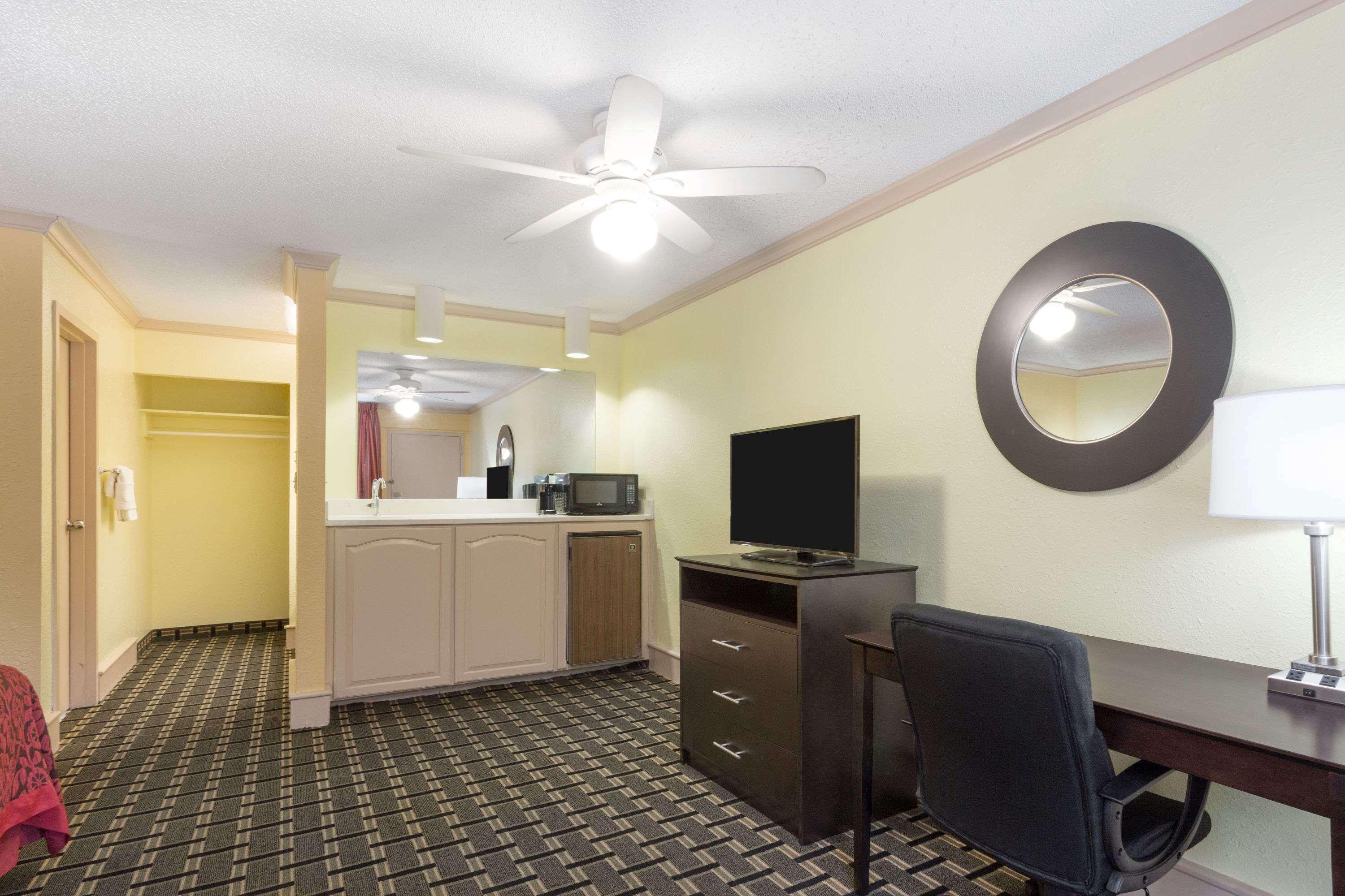 Days Inn By Wyndham Savannah Airport Экстерьер фото