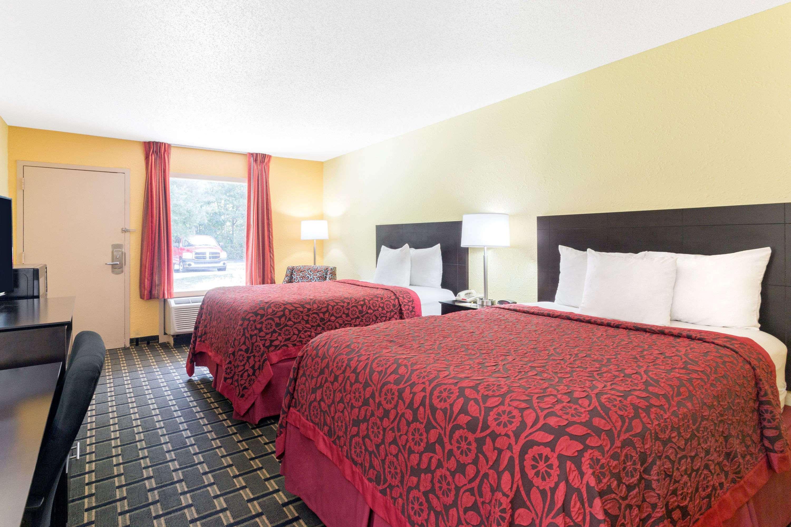 Days Inn By Wyndham Savannah Airport Экстерьер фото